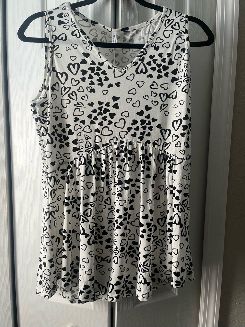 Tencede women’s white & black heart print flowy tank top size Large NWT